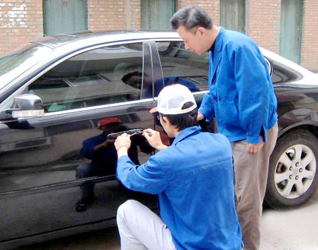 延吉新村汽车钥匙丢在车里面怎么办?